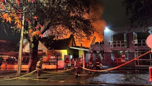 Voraz incendio afecta a las dependencias de una fábrica textil en la comuna de Macul