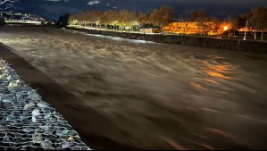 Aumento de caudal del río Mapocho: Delegada presidencial confirma alerta roja y se anuncian cortes de tránsito