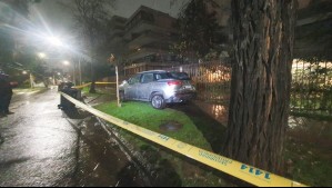 Sujeto muere al intentar chocar a su expareja en Providencia: Se colgó de vehículo en movimiento