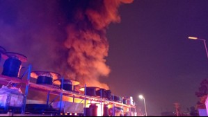 Incendio de grandes proporciones se registra en bodegas de la comuna de Macul