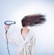 Conoce cuáles son las recomendaciones de los expertos sobre la forma correcta para poder secarse el pelo. Este hábito puede dañar el cabello si es que no se aplica de la mejor manera.
