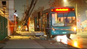 Así quedó bus del servicio Red tras chocar con poste de alumbrado público en comuna de Maipú