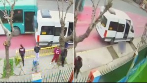 Video muestra choque de bus a furgón escolar: Conductora fue arrastrada y quedó tendida en el suelo