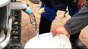 Pasó de hacer películas a entregar agua en campamentos: Fundación Comprometidos se defiende por convenio con el Minvu