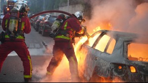Muere bombero cuando apagaba incendio de autos cerca de París