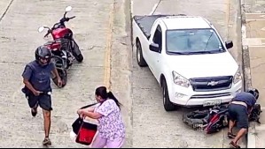 Video muestra cómo camioneta embiste tres veces a 'motochorro' para evitar robo a mujer en Ecuador