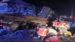 Colisión entre camiones y autos en Romeral deja a 2 fallecidos: Máquina maderera perdió carga en la vía