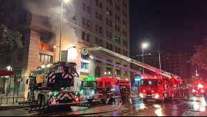 Incendio en un edificio a pasos de La Moneda: Llamas afectaron oficinas de seremi de Bienes Nacionales