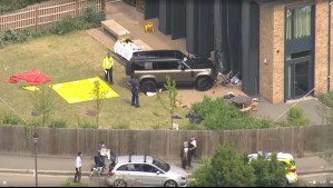 Siete niñas y dos adultos heridos luego de que vehículo colisionara con colegio en Wimbledon