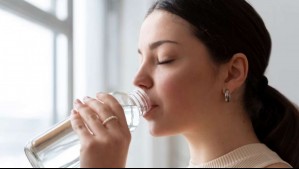 Tus riñones podrían correr peligro: Estas son las razones por las que no puedes dejar de tomar agua en invierno