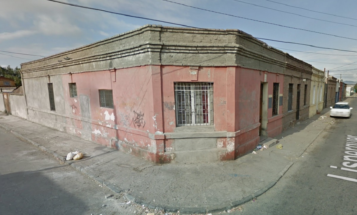 En esta casona roja de calle Lisperguer, en Estación Central, vivía Romualdito (Google Maps)