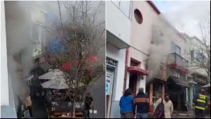 Incendio en Valparaíso destroza local aledaño a conocido pub de la zona: Un bombero se encuentra herido