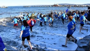Punta Arenas: Seis mil personas se lanzaron al agua en el clásico 'Chapuzón del Estrecho de Magallanes'