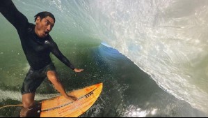 Surfista muere tras cortarse accidentalmente con su propia tabla: 'Perdía mucha sangre'