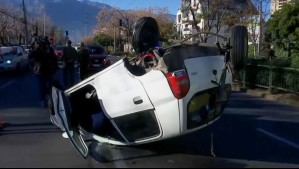 Automóvil colisiona con otro vehículo, es proyectado, y termina volcado en plena avenida en Las Condes