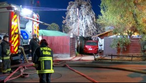 Fatal incendio de Peñalolén deja dos casas quemadas y un adulto mayor fallecido