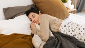 ¿Te acuestas de lado? Así es cómo la posición en que duermes puede dañar tu cuerpo