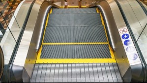 Tuvo el susto de su vida: Hombre quedó con el pie atorado en escalera mecánica y debió ser rescatado