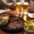 Conoce los tres alimentos que no deberías mezclar con cerveza, esta popular bebida alcohólica que se toma tanto en invierno como en verano. Conoce acá los efectos de la mezcla.