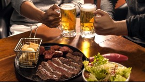 ¿Acompañas tus comidas con cerveza? Estos son 3 alimentos que no deberías mezclar con este brebaje