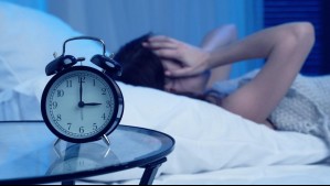 ¿Tienes problemas para dormir? Así puedes 'silenciar' tus pensamientos para conciliar el sueño, según experto