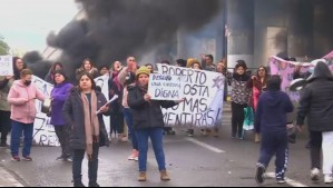 Tienen hongos y se inundaron: Vecinos de Quilicura bloquean el tránsito protestando por mal estado de viviendas