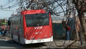 Bus Red pierde el control, derriba poste y colisiona con tres vehículos: Uno de los automóviles chocó con una vivienda