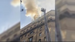 Incendio afecta a edificio ubicado en pleno centro de Santiago