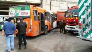 Choque entre bus del Transantiago y camión deja a conductor atrapado y varios lesionados en Quilicura