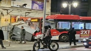 Bus del servicio Red provoca accidente y arrasa con semáforo y quiosco en el centro de Santiago