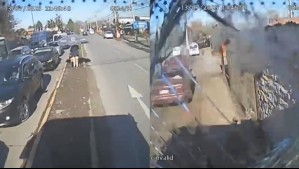 Video muestra a bus de Red arrasar con postes de alumbrado público, autos y una casa en San Bernardo