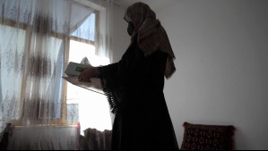 'Respetar el código de vestimenta': Policía refuerza control de mujeres sin velo en Irán