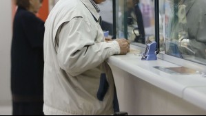 'Eligen víctimas que sean altamente vulnerables': Crece alerta por asaltos a adultos mayores en las salidas de bancos