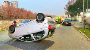 En estado de ebriedad y sin licencia: Conductor es detenido tras colisionar con taxi y volcar en Independencia