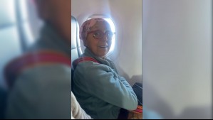 Con aplausos de todo el avión: Piloto reconoció a pasajera que terminó su tratamiento contra el cáncer