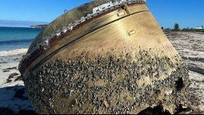¿Habría caído del espacio? Captan extraño objeto de gran tamaño en plena playa de Australia