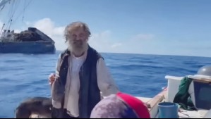 Sobrevivió tomando agua de lluvia: Rescatan a marinero australiano que estuvo 2 meses varado con su perra