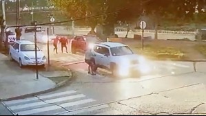 Video muestra violento asalto sufrido por una profesora afuera de un colegio en Quinta Normal