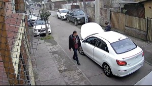 Ladrón de auto huye con el capot abierto tras engañar a pareja en Cerro Navia