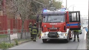 Por aparente derrame de cianuro: Evacúan colegio ante emergencia química en comuna de La Cisterna