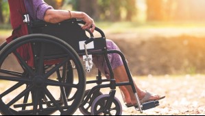 Hombre cuidó a su esposa por 40 años y la mató empujándola al mar: Pasará 3 años en la cárcel