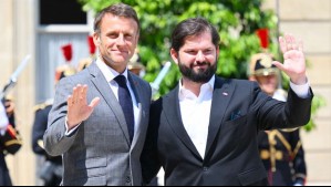 Presidente Boric se reunió con Macron en Francia: Agradeció ayuda a exiliados chilenos tras Golpe de Estado