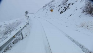Intensa nevazón en Cajón del Maipo: Colinas y ruta quedaron completamente blancas producto de la nieve
