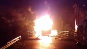 Atentado incendiario contra minibús en Collipulli: Ocupantes del vehículo fueron retenidos por sujetos armados