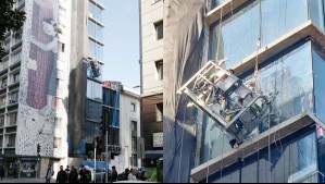 Trabajadores quedan colgando desde un andamio en edificio del centro de Santiago