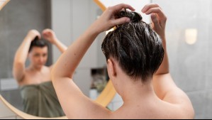 ¿Me voy a resfriar? Estos son los verdaderos riesgos de dormirte con el pelo mojado