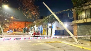 Vehículo protagoniza violento choque con poste de alumbrado público en Ñuñoa