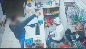 Asaltan a locatario chino en Ñuñoa: Cámaras muestran que ladrón fingió atender el negocio para concretar el robo