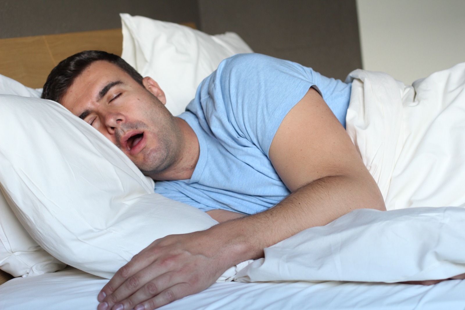 Hombre durmiendo con la boca abierta / Shutterstock