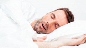Caries y faringitis: Los problemas de salud que podrías padecer por dormir con la boca abierta